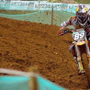 星空体育app_金球盛宴温情一幕，亚马尔登台拥抱致敬登贝莱，新生代与巨星的传承之夜