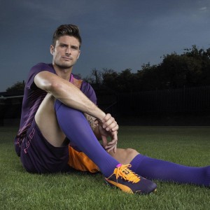 【星空体育app官方网站】法比尼奥泪洒训练场，时隔三年回归桑巴军团，直言宛若新生，将为最终席位拼尽一切